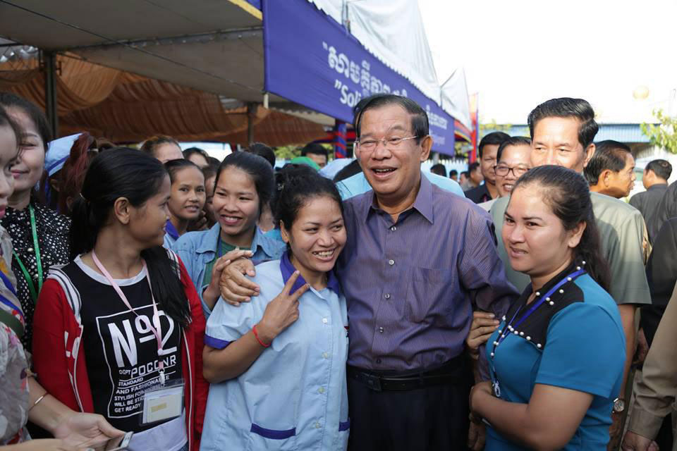 ប្រមុខរាជរដ្ឋាភិបាលកម្ពុជា លោក ហ៊ុន សែន បានថ្លែងថា ឲ្យតែគណបក្សនយោបាយណាមួយ ធ្វើខុសពីច្បាប់ ស្តីពីគណបក្សនយោបាយ ត្រូវតែរំលាយមិនថា តែបក្សប្រឆាំងនោះទេ