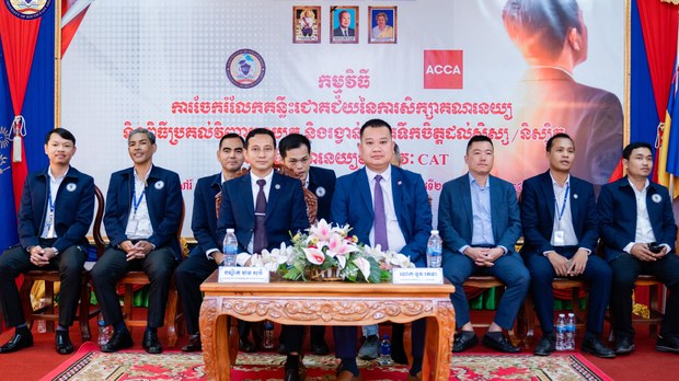 និស្សិត​រាប់រយ​នាក់​នៅ​សៀមរាប​ប្រតិកម្ម​នឹង​សាកលវិទ្យាល័យ​មួយ​យកឈ្មោះ​និស្សិត​គាំទ្រ​គម្រោង CLV