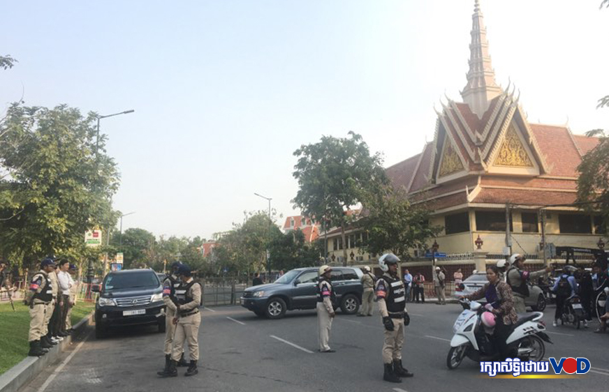 ផ្លូវជុំវិញសាលាឧទ្ធរណ៍មានការរឹតបន្តឹង ខណៈលោក កឹម សុខា នាំដល់ភ្នំពេញ