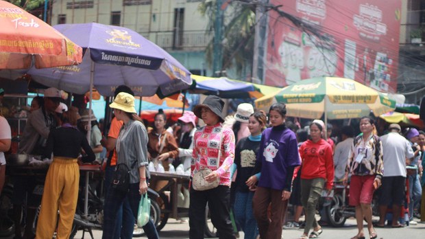 កម្មករ​រោងចក្រ​មួយចំនួន​នៅតែ​ត្អូញត្អែរ​ពី​ជីវភាព​សម្រាប់​ប្រាក់​ឈ្នួល ២០៤​ដុល្លារ ដែល​រដ្ឋាភិបាល​កំណត់