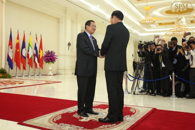 ថ្លែង​បើក​កិច្ចប្រជុំ​កំពូល​មេដឹកនាំ​កិច្ចសហប្រតិបត្តិការ​មេគង្គ​-​ឡាន​ឆាង​លើក​ទី​ពីរ លោក ហ៊ុន សែន នាយករដ្ឋមន្ត្រី​កម្ពុជា បានលើកឡើង​ពី​តួនាទី​សំខាន់​យន្តការ​កិច្ចសហប្រតិបត្តិការ​អនុតំបន់​នេះ​ក្នុងការ​ធានាបាន​នូវ​សន្តិភាព និ