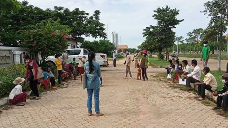 ពលរដ្ឋ​ប្រមាណ​ ៤០ ​នាក់ ​តវ៉ា​​នៅមុខ​សាលាខេត្ត​សៀមរាប ​ជុំវិញ​ជម្លោះ​ដី​ក្នុង​តំបន់​អង្គរ