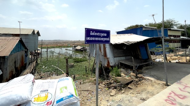 អាជ្ញាធរ​ខណ្ឌព្រែកព្នៅ​ដាក់​ស្លាក​នៅ​សហគមន៍ថា ម្ចាស់ដី​​ក្បែរ​បឹង​តាមោក ទទួល​យក​គោលការណ៍​ដូរ​ដី​ ខណៈ​ពលរដ្ឋ​ភាគ​ច្រើន​មិន​ទទួល​យក