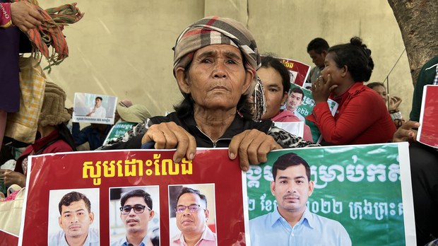 ពលរដ្ឋ​បន្ត​តវ៉ា​ទាមទារ​ឱ្យ​រដ្ឋាភិបាល​ដោះលែង លោក ថេង សាវឿន និង​សហការី​ទាំង​២