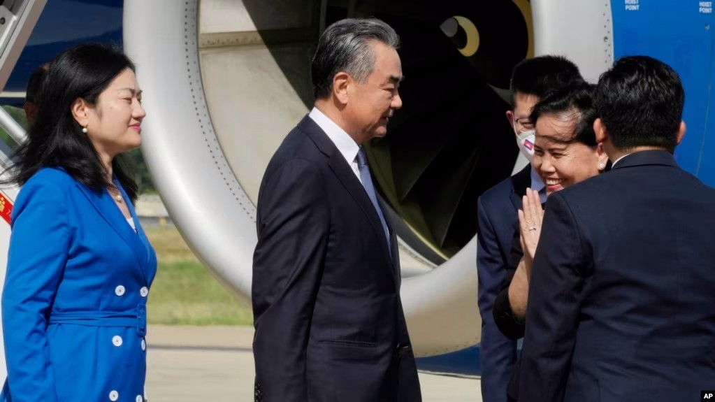 រដ្ឋមន្រ្តី​ការបរទេស​ចិន​មក​ដល់​កម្ពុជា ដើម្បី​ជួប​លោក ហ៊ុន ម៉ាណែត មេដឹកនាំ​ថ្មី 