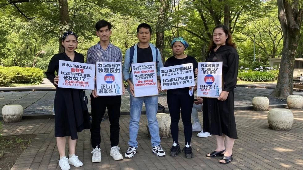 ខ្មែរនៅក្រៅប្រទេសធ្វើបាតុកម្មទាមទារឲ្យបក្សភ្លើងទៀនបានចូលរួមបោះឆ្នោត