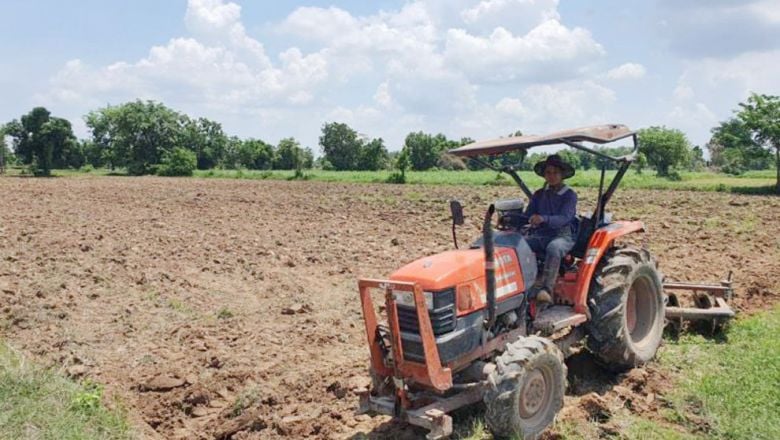 កម្លាំង​ល្បាត​ព្រំដែន​ខ្មែរ បញ្ឈប់​កសិករ​ថៃ​ម្នាក់​ ​ពេល​កំពុង​ភ្ជួរ​ដី​នៅលើ​តំបន់​ព្រំដែន​មិន​ច្បាស់លាស់ ដើម្បី​សាកសួរ