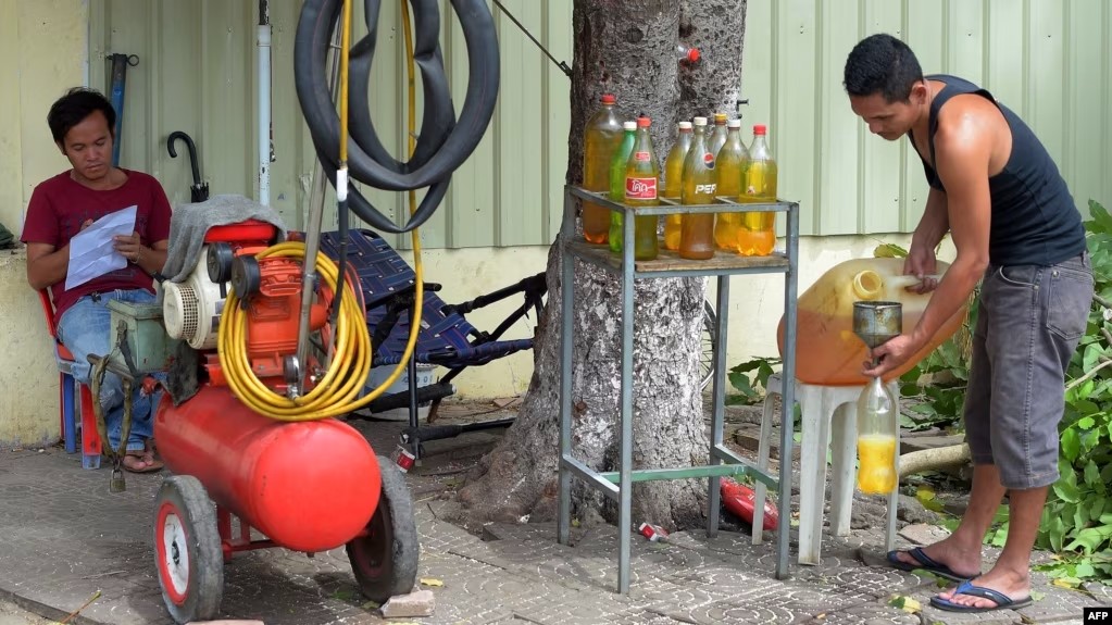 តម្លៃ​ប្រេងសាំង​បន្ត​កើន​ខ្ពស់​​ស្រប​ពេល​ពលរដ្ឋ​​ត្អូញត្អែរ​ពី​បញ្ហា​ជីវភាព