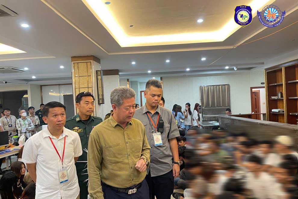 អាជ្ញាធរ​បង្ក្រាប​ទីតាំង​ល្បែង​ឆបោក​តាម​ប្រព័ន្ធ​អន​ឡាញ ២ ទីតាំង​ ឃាត់ខ្លួន​មនុស្ស​ជិត ៥០០ នាក់