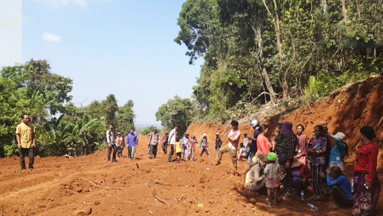 ពលរដ្ឋ​ជិត​ ២០០ ​គ្រួសារ​ សុំឱ្យ​អាជ្ញាធរ​ថ្នាក់លើ​ទប់ស្កាត់​ការទន្ទ្រាន​ដី​សហគមន៍​ពី​មន្ត្រីប៉ូលិស​ម្នាក់