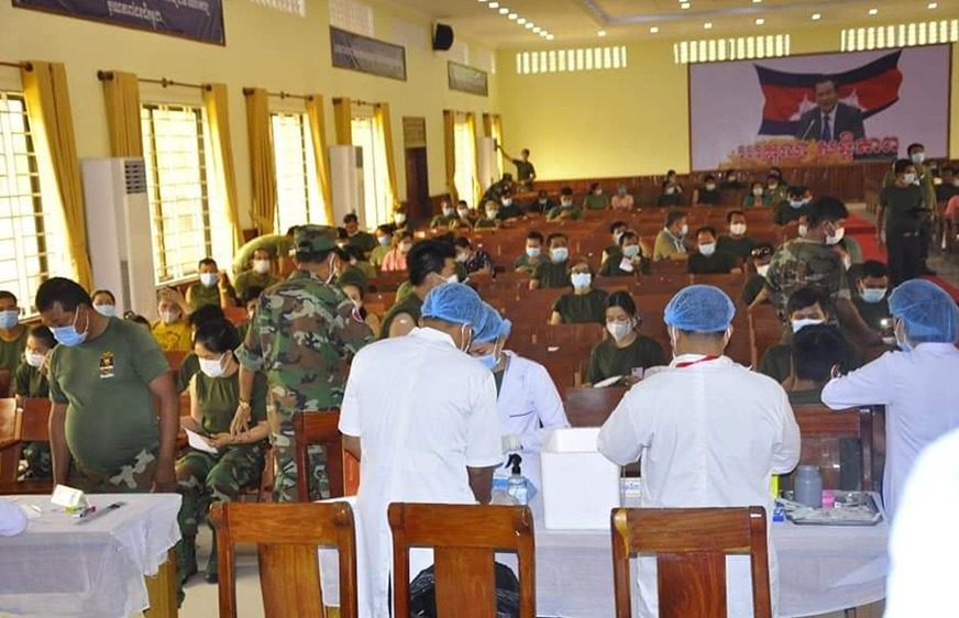 កង​កម្លាំង​ប្រដាប់​អាវុធ​៤នាក់​ឆ្លង​ជំងឺ​កូវី-១៩​ និង​អ្នក​ពាក់​ព័ន្ធ​រាប់​​សិប​នាក់​​ទៀ​ត​​ដាក់​ឱ្យ​តាម​ដាន​សុខភាព​