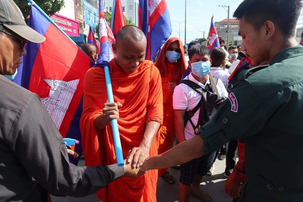 ប្រវត្តិ​ព្រះភិក្ខុ​ កើត​ សារ៉ាយ​ ដែល​ត្រូវរបប​ភ្នំពេញ​ចាប់​ផ្សឹក​ និង​ឃុំឃាំង​ ព្រោះ​ការតស៊ូ​មតិ