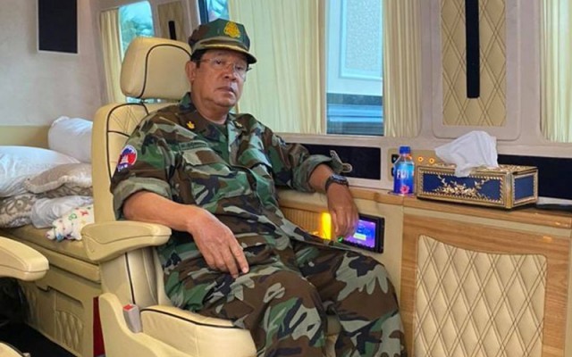 លោក ហ៊ុន សែន ធ្វើដំណើរទៅខេត្តបន្ទាយមានជ័យដែលរងគ្រោះដោយទឹកជំនន់ធ្ងន់ជាងគេ