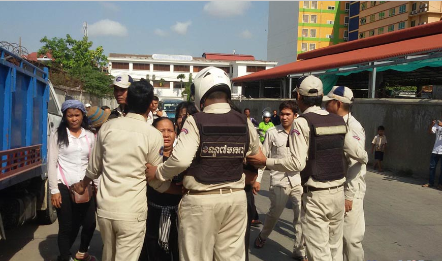 អាជ្ញាធររឹបអូសបាយម្ហូបរបស់សកម្មជនអាវខ្មៅដែលសុំដោះលែងអ្នកជាប់ឃុំ