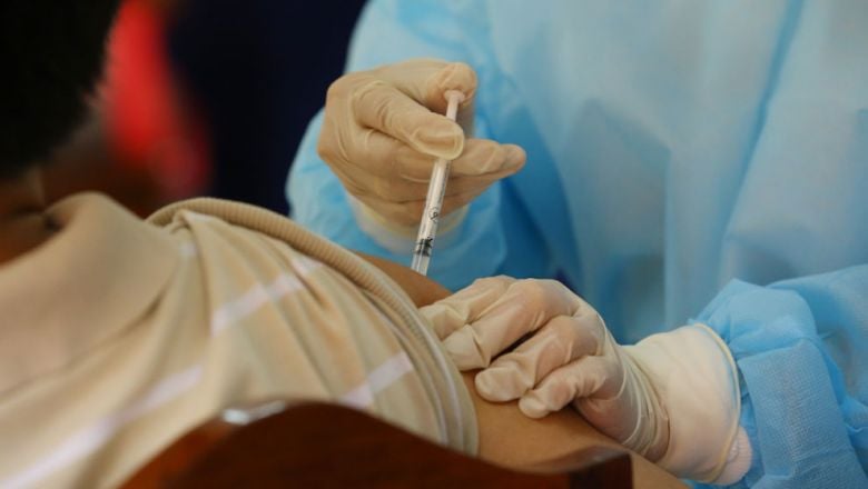 មន្ត្រី​ថា ការ​ចាក់​វ៉ាក់សាំង​នៅ​តែ​ដំណើរការ ទោះបី​មាន​ការ​បិទ​ខ្ទប់​ភ្នំពេញ និង​តាខ្មៅ​បណ្ដោះ​អាសន្ន​ក៏​ដោយ និង​រិត​តែ​សម្រុក​ធ្វើ​ថែម​ទៀត