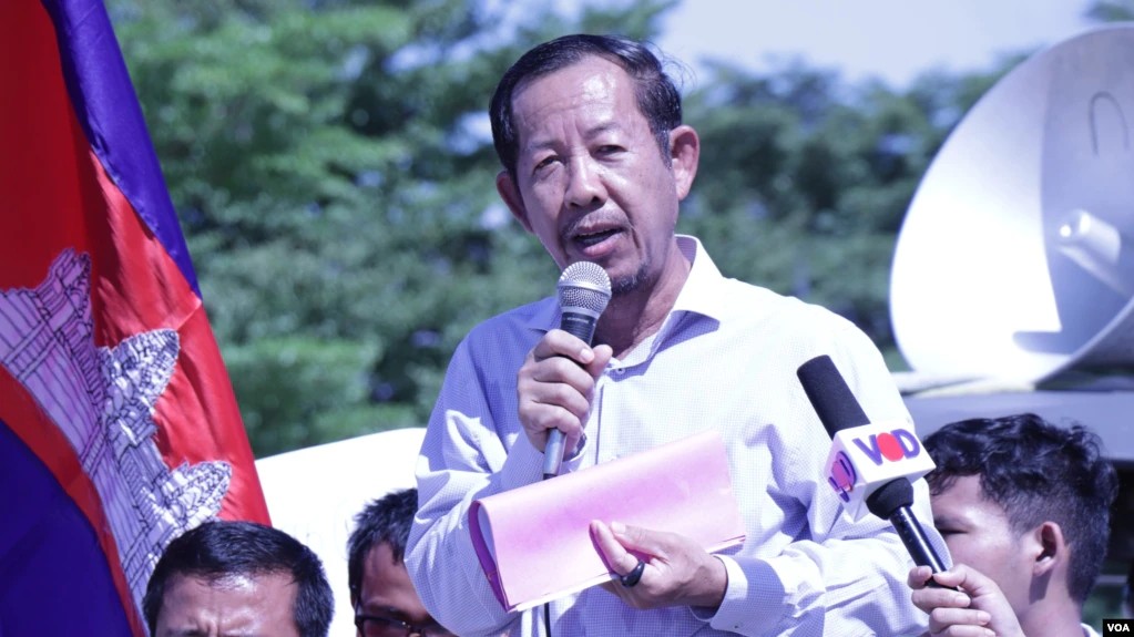 លោក ​រ៉ុង ឈុន ​ថា​ តុលាការ​បន្ត​ហាម​ឃាត់​លោក​មិន​ឱ្យ​ចេញ​ទៅ​ក្រៅ​ប្រទេស 