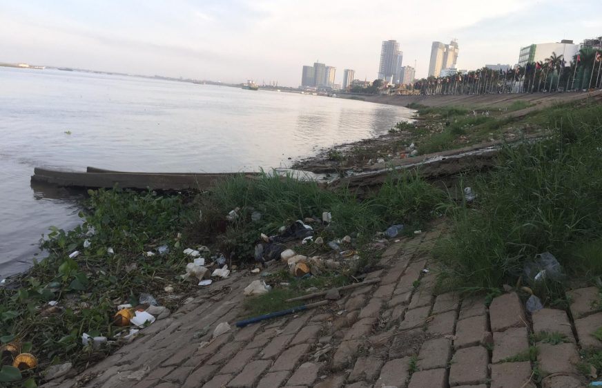 ក្លិនស្អុយនៅសួនមាត់ទន្លេប៉ះពាល់ដល់អ្នកហាត់ប្រាណនិងទេសចរ