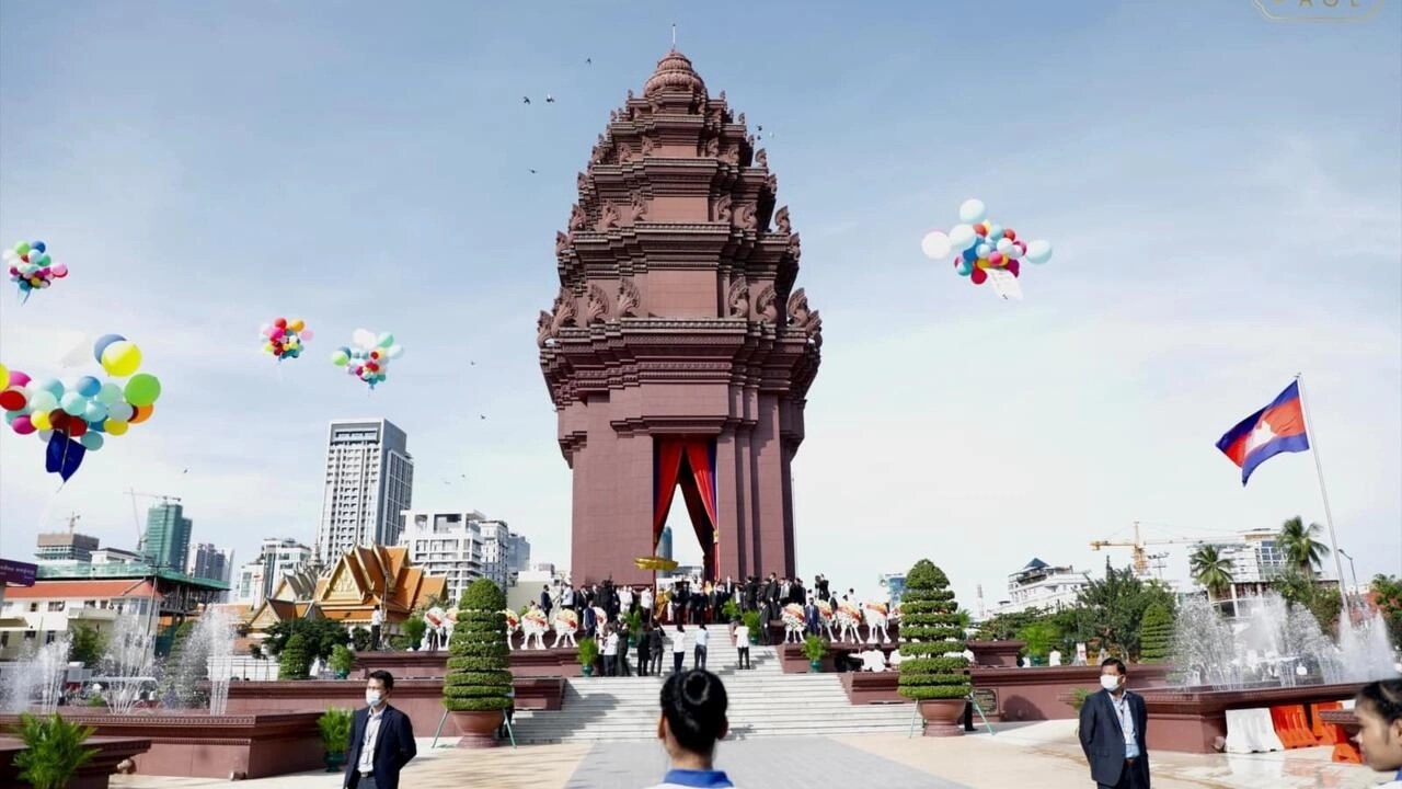 លោក ហ៊ុន សែន សរសើរព្រះរាជវីរភាពសម្តេច នរោត្តម សីហនុ ខណៈលោក សម រង្ស៊ី ក៏រំលេចថាឯករាជ្យជាតិក៏មានការចូលរួមពីឪពុកលោកដែរ