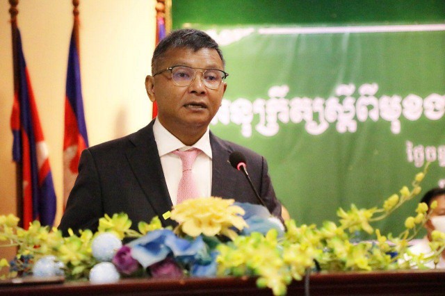 ក្រសួងអប់រំចេញលិខិតស្តីបន្ទោសគ្រូម្នាក់នៅតាកែវ ដែលទៅចូលរួមមង្គលការ 