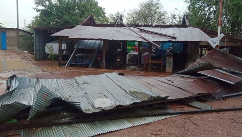 ភ្លៀង​លាយឡំ​ខ្យល់​កន្ត្រាក់​ និង​ផ្គរ​រន្ទះ បណ្តាល​ឱ្យ​បុរស​ម្នាក់​បាន​ស្លាប់ និង​ម្នាក់ទៀត​រងរបួស​ធ្ងន់ ព្រមទាំង​ធ្វើឱ្យ​ខូចខាត​ផ្ទះ​ប្រជាពលរដ្ឋ ៦៥ ខ្នង