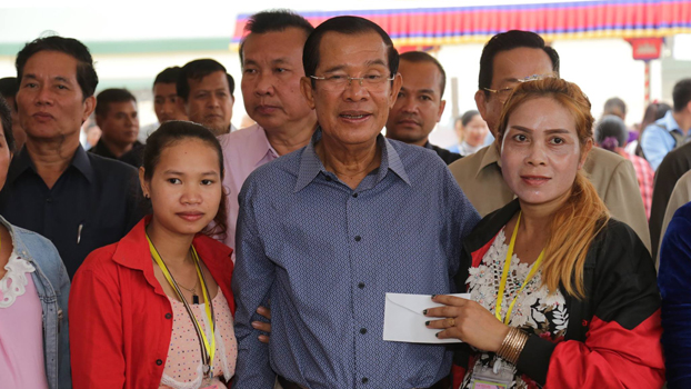 លោក ហ៊ុន សែន បន្ត​ទិញ​ទឹកចិត្ត​កម្មករ​និង​ពលរដ្ឋ​ទូទៅ​នៅ​ពេល​កៀក​ការ​បោះឆ្នោត