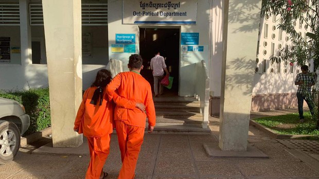 អាជ្ញាធរ​ក្រុង​ភ្នំពេញ បង្ខំ​ឲ្យ​ក្រុម​យុវជន​ខ្មែរ​ថាវរៈ​បញ្ឈប់​កូដកម្ម​បង្អត់​អាហារ​នៅ​ទីលាន​ប្រជាធិបតេយ្យ