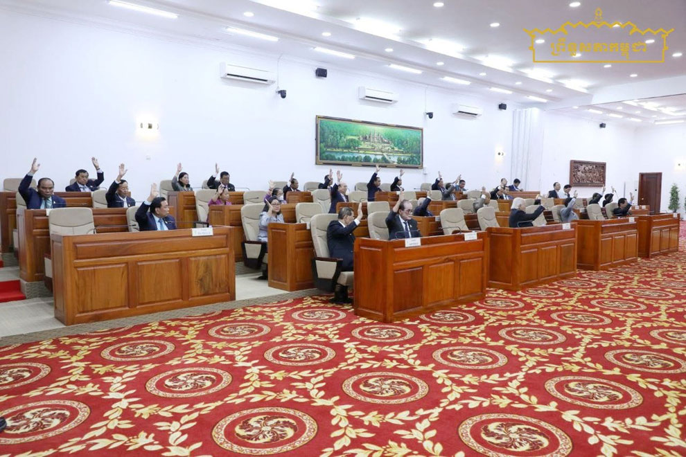 ព្រឹទ្ធ​សភា​ឯក​ភាព​ទាំ​ងស្រុង​លើ​សេចក្តី​ព្រាង​ច្បាប់​វិសោធ​នកម្ម​កិច្ច​ ​ព្រម​ព្រៀង​ម៉ា​រ៉ា​កេស និង​សេចក្តី​ព្រាង​ច្បាប់​ដឹក​ជញ្ជូន​តាម​ផ្លូវ​ទឹក​ ​