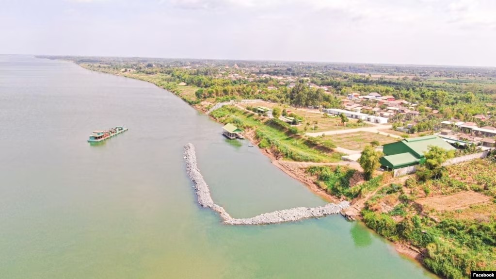 សង្គម​ស៊ីវិល​ជំរុញ​ឱ្យ​ផ្តន្ទាទោស​ឧកញ៉ា​ដែល​ចាក់ថ្ម​ចូល​ទន្លេ​មេគង្គ​ខេត្ត​កំពង់ចាម 