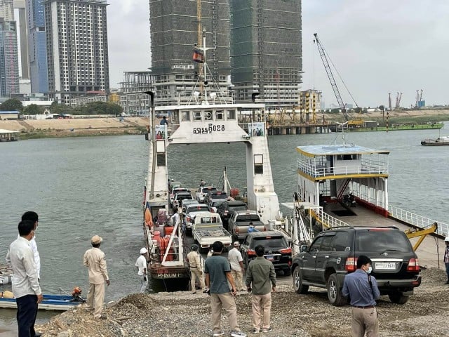 សាលារាជធានីភ្នំពេញដាក់ស្រឡាង២គ្រឿង ចម្លងពលរដ្ឋពីកោះពេជ្រទៅកោះនរា