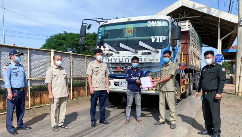 មន្ត្រី​នៅតាម​ជញ្ជីង ផ្ដើម​អប់រំ​ច្បាប់​ដល់​ក្រុម​អ្នក​ដឹក​លើស​ទម្ងន់​កំណត់