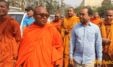 លោ​ក​ គឹ​ម​ ​សុខ​ ​ម្នា​ក់ឯ​​ង​ប៉ុ​ណ្ណោះ​ដែល​តុ​លា​កា​រអ​​នុ​ញ្ញា​ត​ឱ្យ​ចូ​ល​ក្នុ​ង​ប​ន្ទ​ប់ស​វ​នា​កា​រ ​ខ​ណៈ​លោ​ក​គ្មា​ន​មេ​ធាវី​​​