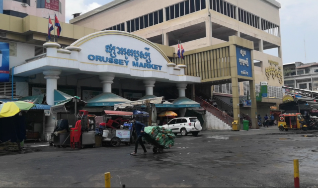 COVID-19ជាតិអាជីវករ ដែលមិនទៅធ្វើតេស្តរកវីរុសកូវីដ-១៩ នឹងមិនត្រូវអនុញ្ញាតឲ្យចូលលក់ឡើយ ពេលផ្សារអូរឫស្សីបើកឡើងវិញ 