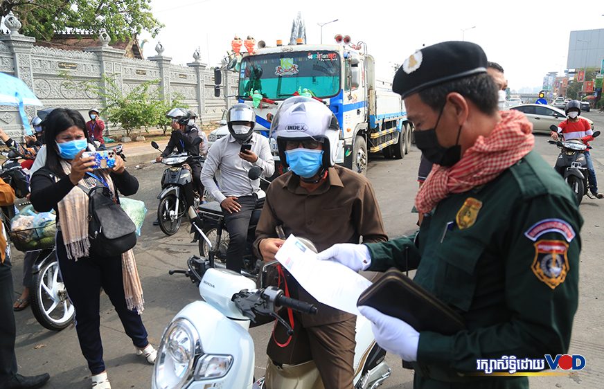 អាជ្ញាធរ​រាជ​ធានី​នឹង​ផ្តល់​បណ្ណ​ទៅ​ផ្សារ​ឱ្យ​ម្នាក់​ក្នុង​មួយ​គ្រួសារ​ ខណៈ​ពលរដ្ឋ​ខ្លះ​ថា​ពិបាក​ធ្វើ​ដំណើរ​ឆ្លង​ខណ្ឌ​ទៅ​ទិញ​ម្ហូប