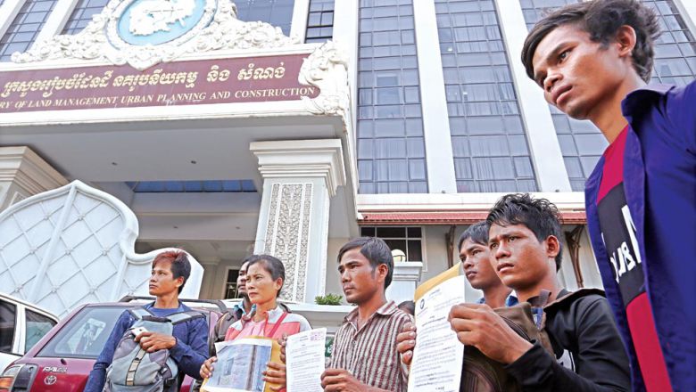 ពលរដ្ឋ​ជាង​ ២០ ​នាក់​ដាក់​ញត្តិ​ដល់​ក្រសួង​សុំ​ឲ្យ​ជួយ​រក​ដំណោះស្រាយ​ដីធ្លី