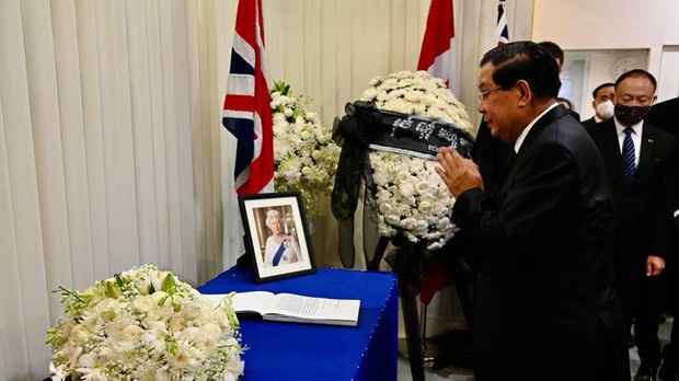  នាយករដ្ឋមន្ត្រី ហ៊ុន សែន ចូលរួម​រំលែក​ទុក្ខ​ការ​សោយទិវង្គត​របស់​ព្រះមហាក្សត្រិយានី អេលីហ្សាប៊ែត ទី២