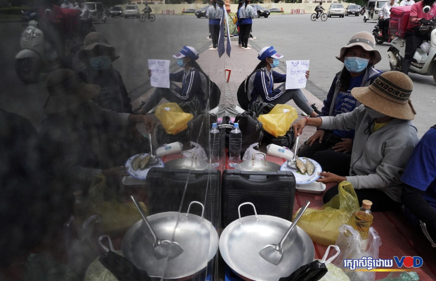 កូដករ​បន្ត​​យក​​សម្ភារៈ​​ទៅ​​ចម្អិន​​​អាហារ​​នៅ​មុខ​​ក្រុមហ៊ុន​ណាហ្គា ដើម្បី​ទាមទារ​រក​​ដំណោះ​ស្រាយ​​ការងារ