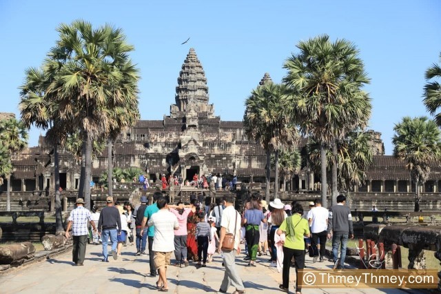 ចូលឆ្នាំ​ចិន​៖ អ្នក​ដើរលេង​ច្រើន​ទៅ​ព្រឹក​វិល​ល្ងាច និង​ដាក់​អាហារ​ដែល​សល់​ពី​ការ​សែន​តាម​ខ្លួន