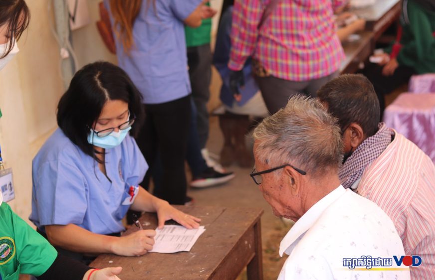 គ្រូពេទ្យខ្មែរ-អាមេរិកជិត២០០នាក់ ចុះពិនិត្យនិងព្យាបាលជំងឺដល់ពលរដ្ឋខេត្តបន្ទាយមានជ័យដោយឥតគិតថ្លៃ