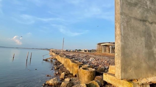 មន្ត្រី​សង្គម​ស៊ីវិល​ស្នើ​ចាត់​វិធានការ​ច្បាប់​លើ​អ្នក​កសាង​សំណង់​រឹង​រំលោភ​យក​ឆ្នេរ​សមុទ្រ​ខេត្ត​កែប