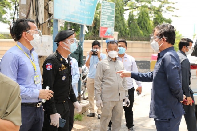 ពលរដ្ឋ​មួយ​ចំនួន​នៅ​ក្នុង​តំបន់​បិទ​ខ្ទប់ ត្អូញត្អែរ​ពី​ការ​មិន​ទទួល​បាន​ជំនួយ​ឧបត្ថម្ភ ខណៈ​មន្ត្រី​អះអាង​ថា អាជ្ញាធរ​កំពុង​ធ្វើ​ការ​ដោះស្រាយ