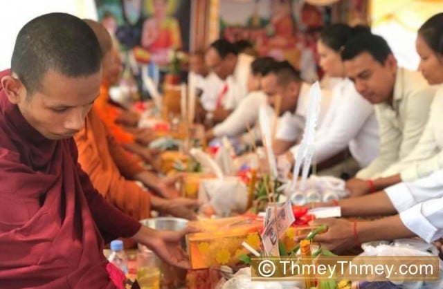 ចូលឆ្នាំខ្មែរ៖ ក្រសួងសុខាភិបាលណែនាំឲ្យបរិស័ទ ចេញពីវត្តភ្លាម ពេលប្រគេនទេយ្យទានព្រះសង្ឃរួច