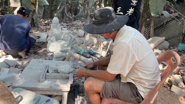 ជាង​ចម្លាក់​ថ្ម​នៅ​ខេត្តសៀមរាប​តស៊ូ​រក្សា​កេរដំណែល​ដូនតា ទោះ​បី​មាន​ជីវភាព​ខ្វះខាត