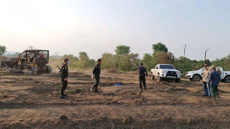 បុរស ៣ នាក់​ត្រូវបាន​ឃាត់ខ្លួន​ជាមួយ​គ្រឿងចក្រ​មួយគ្រឿង ពាក់ព័ន្ធ​នឹង​ការឈូសឆាយដី​ព្រៃ​ខុសច្បាប់