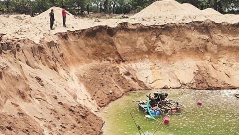 បុរស​ម្នាក់​ចុះ​តក្បាល​ទុយោ​បូម​ខ្សាច់ ត្រូវ​ច្រាំង​រណ្ដៅ​ដី​អាជីវកម្ម​បូមខ្សាច់ បាក់​សង្កត់​បណ្ដាល​ឲ្យ​ស្លាប់