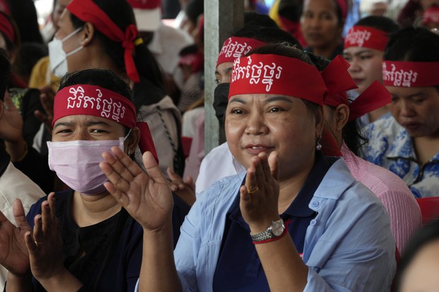 កម្មករ​មួយ​ចំនួន​បារម្ភ​ពី​សហភាព​អឺរ៉ុប​ដក​ប្រព័ន្ធ​អនុគ្រោះ​ពន្ធ​បន្ថែម ខណៈ​រដ្ឋាភិបាល​បង្កើន​ការ​រំលោភ​សិទ្ធិ​មនុស្ស