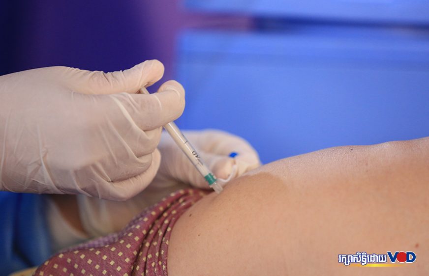 រដ្ឋា​ភិបាល​ណែ​នាំ​កុំ​ឱ្យ​រើស​អើង​ជន​បរទេស​ក្នុង​ការ​ចុះ​ចាក់​វ៉ាក់សាំង​នៅ​តំបន់​ក្រហម