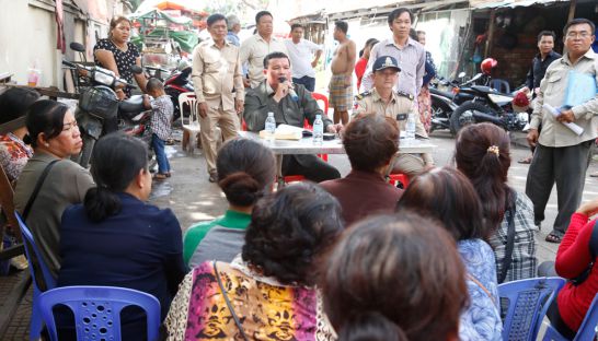 អាជ្ញាធរ​ជំរុញ​ឲ្យ​អ្នក​រស់នៅ​ ប៊ុលឌិង ​បោះឆ្នោត​ជូន CPP