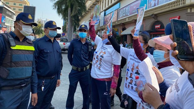 អាជ្ញាធរ​បន្ត​រារាំង​ក្រុម​សាច់ញាតិ​សកម្មជន​បក្ស​ប្រឆាំង​មិន​ឱ្យ​ទៅ​ឃ្លាំមើល​សវនាការ​នៅ​ថ្ងៃ​ទី៤ កុម្ភៈ