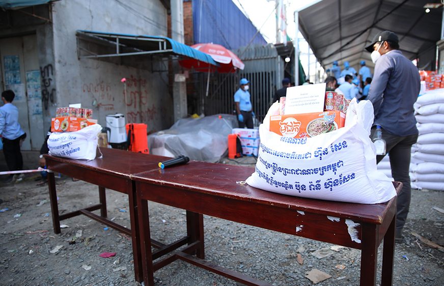 រដ្ឋា​ភិបាល​បញ្ជូន​ស្បៀង​ទៅ​កាន់​តំបន់​បិទ​ខ្ទប់​ក្នុង​រាជ​ធានី​ភ្នំពេញ​