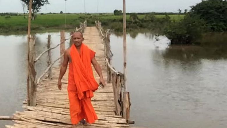 មន្ត្រី​ជំនាញ​គ្រោង​ចុះ​ពិនិត្យ​ទីតាំង​ស្នើសុំ​សង់​ទំនប់​ស្ទាក់​ទឹក